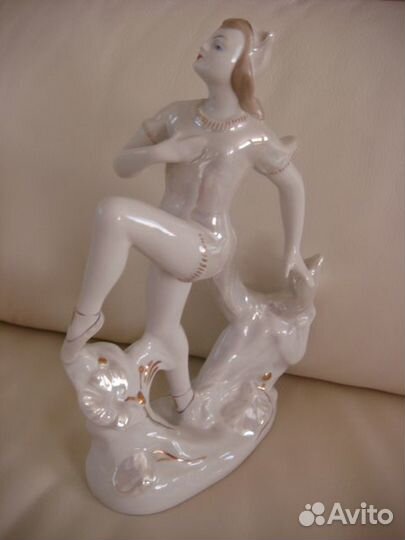 Фарфоровая статуэтка 