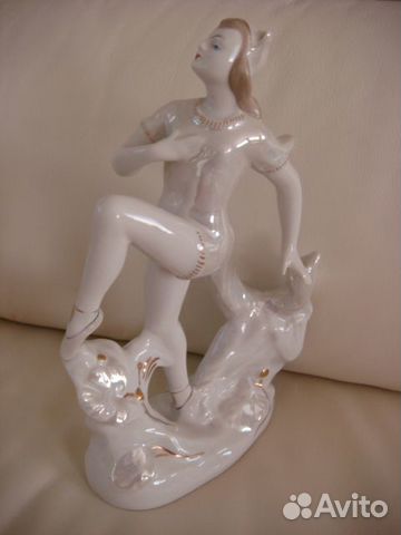 Фарфоровая статуэтка 