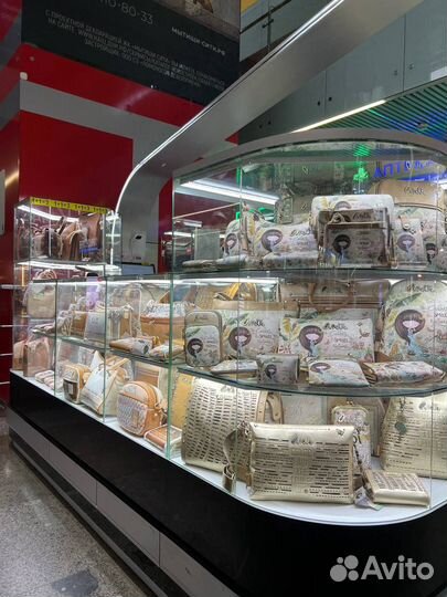 Продавец-консультант на остров дизайнерских сумок