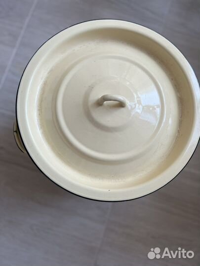 Кастрюля эмалированная большая