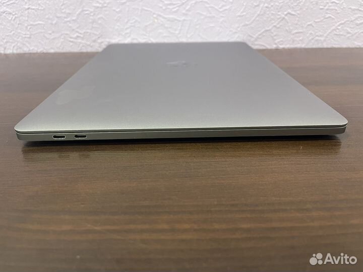 MacBook Pro 15 2018 i7/32/512/560X 4GB