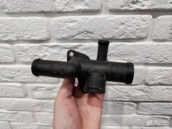 Фланец тройник системы охлаждения 06A121132A