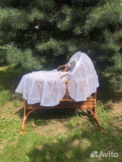 Люлька колыбель плетеная с 2 комплектами белья