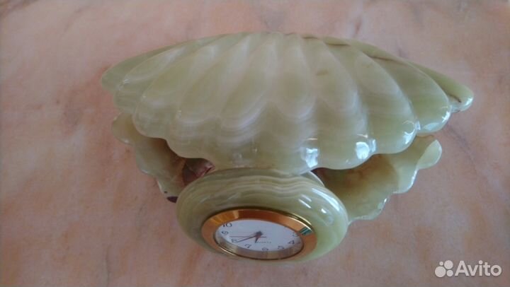 Часы из оникса