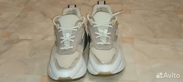 Кроссовки женские