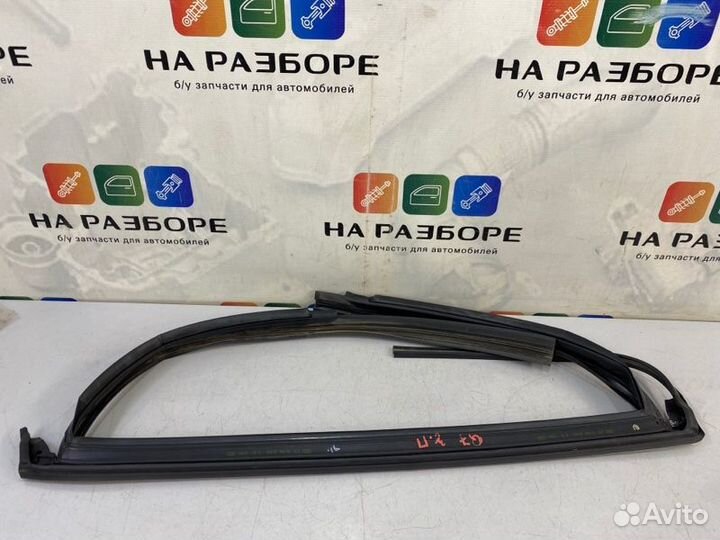 Уплотнительная резинка стекла двери задняя правая