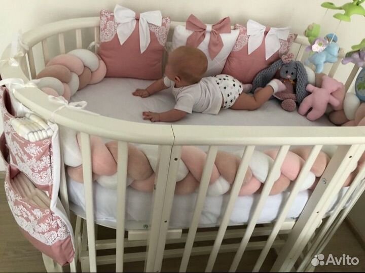 Детская кроватка с маятником