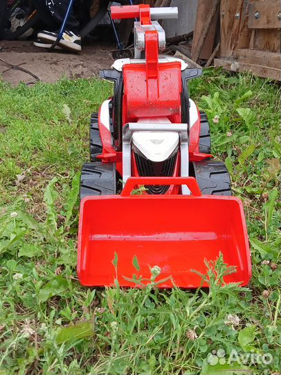 Игрушечный трактор