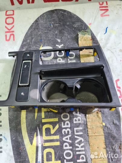 Подстаканник Genesis G80 2.0 G4KL 2017-2020