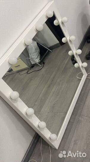 Гримерное зеркало с лампочками