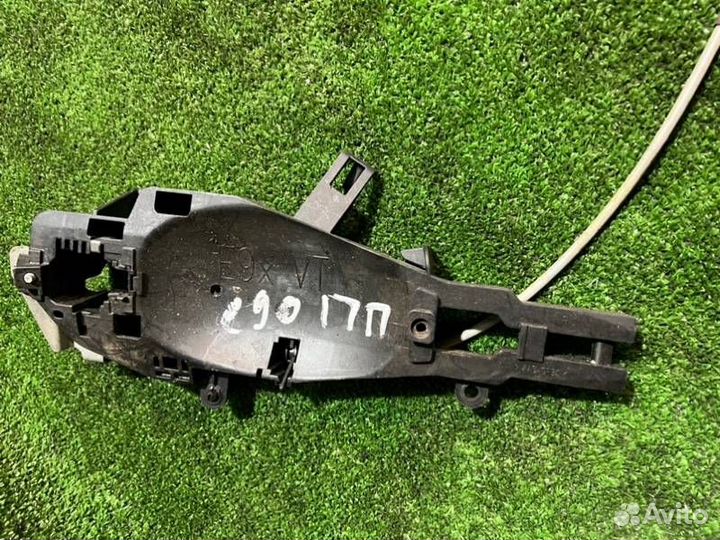 Кронштейн ручки передний правый Bmw E90