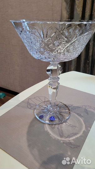 Большая хрустальная ваза на ножке
