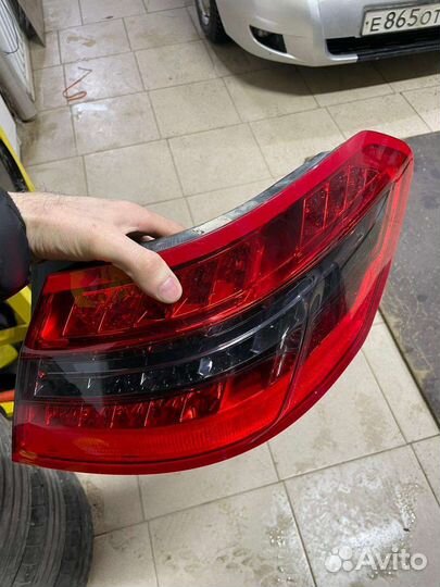 Задний фонарь на mercedes 212