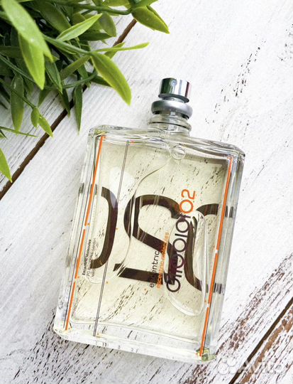 Molecule Escentric 02