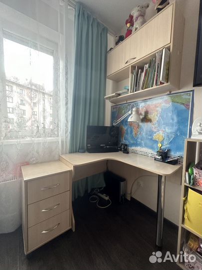 Угловой письменный стол, тумбочка, шкаф для книг