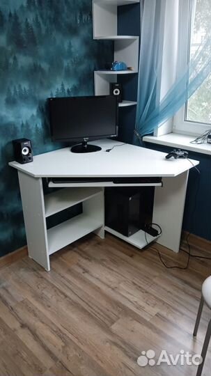 Компьютерный стол угловой треугольный белый