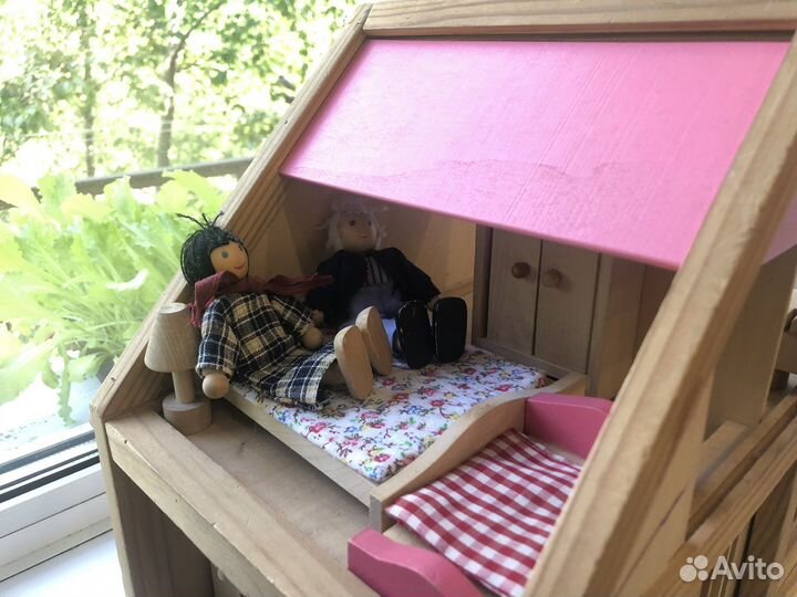 Деревянный дом с куклами