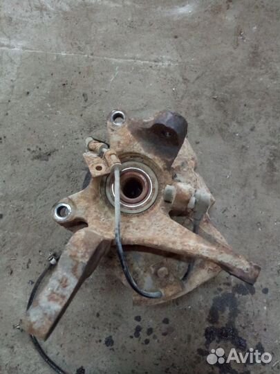 Кулак поворотный передний левый