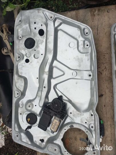 Передний стеклоподьемник Фольксваген Пассат б5