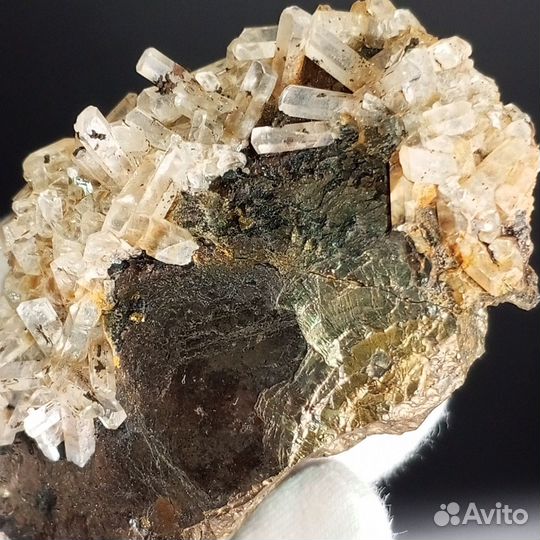 Кристаллы горного хрусталя на пирите