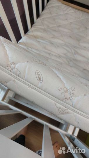 Детская кроватка с универсальным маятником