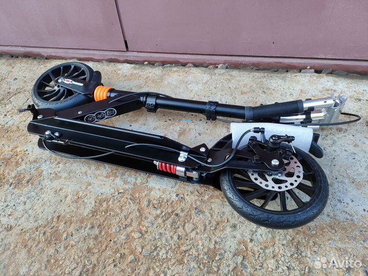 Черный городской самокат Urban Scooter