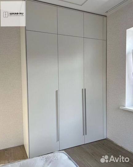 Шкаф распашной с полками