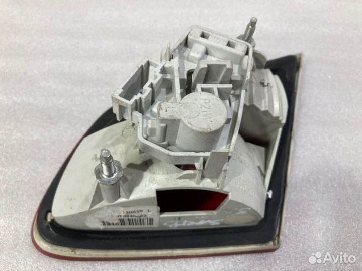 Фонарь внутренний задний левый Skoda Superb седан