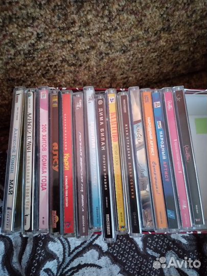 Компакт диски с поп-музыкой начала 2000-х