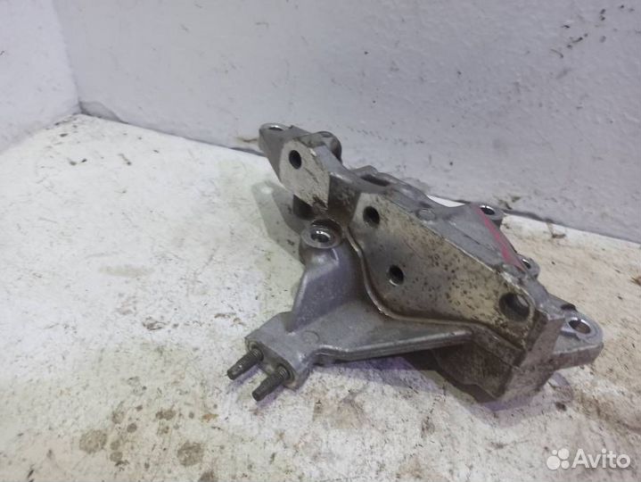 Кронштейн двигателя