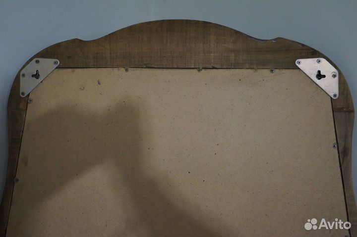 Изящное зеркало в деревянной раме