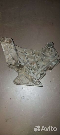 Кронштейн двигателя правый на Volkswagen Passat B6