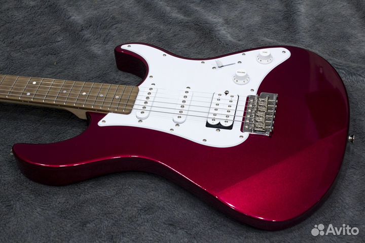 Электрогитара Yamaha Pacifica 012