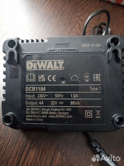 Зарядное устройство DeWalt dcb1104