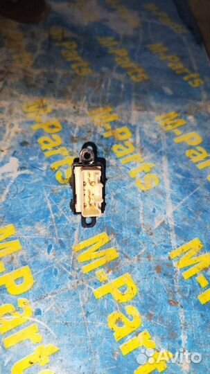 Кнопка стеклоподъемника передняя левая Mazda Mpv