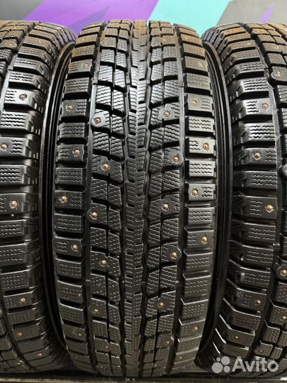 Dunlop SP Winter Ice 01 215/70 R16