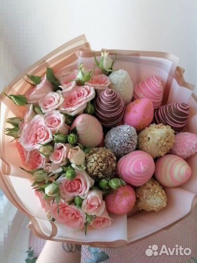 Клубника в шоколаде и цветы