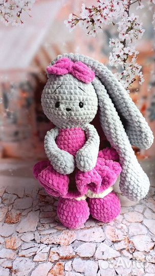 Мягкая вязаная игрушка плюшевый заяц ручной работы