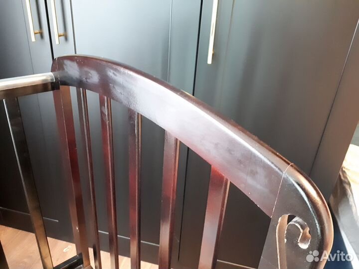 Детская кроватка с маятником