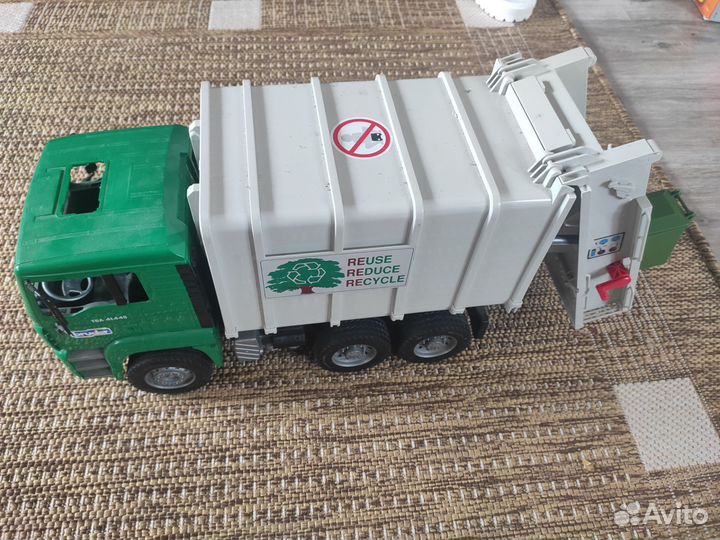 Машина игрушечная. Мусоровоз bruder MAN