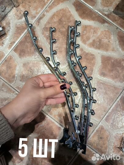 Кронштейн для одежды с креплением к стене. крючки