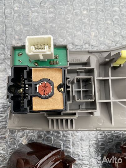 Панель замка зажигания Toyota Crown S170