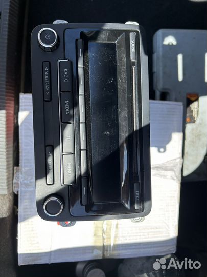 Штатная магнитола на пассат b7