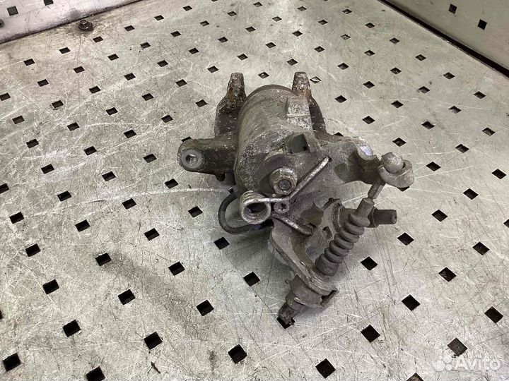 Суппорт задний левый Volkswagen Golf