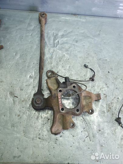 Кулак задний левый Lexus Rx330