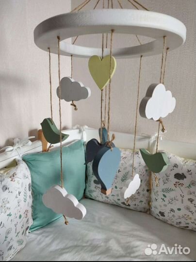 Деревянный мобиль на кроватку. С кронштейном