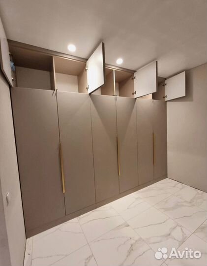 Встроенный распашной шкаф