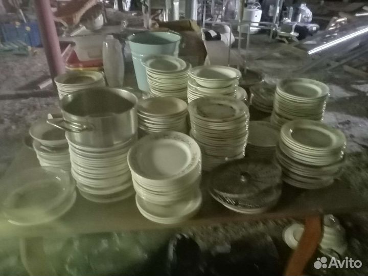 Тарелки подносы кастрюли
