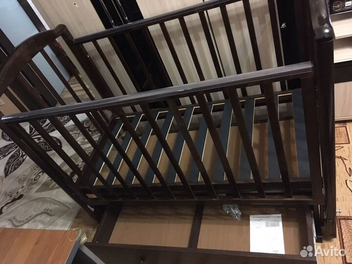 Детская кровать с маятником и ящиком