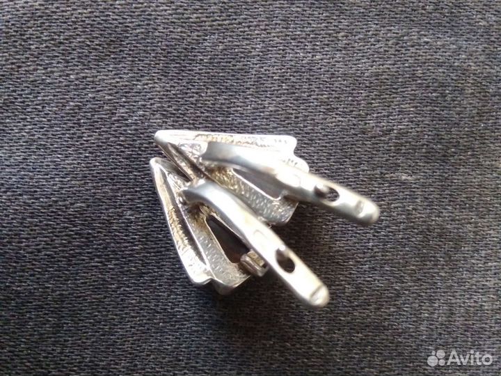 Серьги треугольники с янтарем серебряные